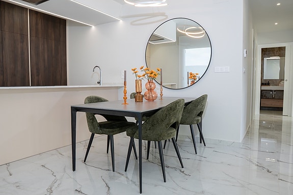 Kun 3 igjen! Villa med stor underetasje - 5 soverom og privat basseng - Attraktiv beliggenhet - Møblert!