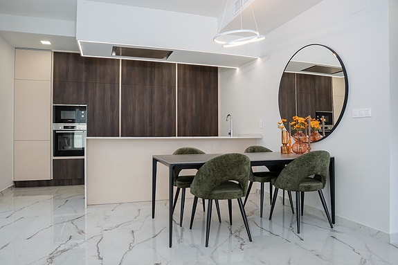 Kun 3 igjen! Villa med stor underetasje - 5 soverom og privat basseng - Attraktiv beliggenhet - Møblert!