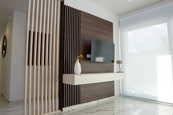 Kun 3 igjen! Villa med stor underetasje - 5 soverom og privat basseng - Attraktiv beliggenhet - Møblert!