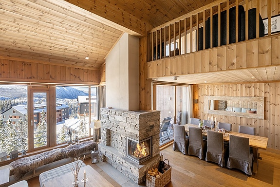 Fjellfølelse i toppsjiktet- En gjennomført toppleilighet med panoramautsikt, ski inn/ski ut og helårsnytelse på Gaustablikk. Jeanette A Eriksrød i DNB Eiendom ønsker velkommen til visning!