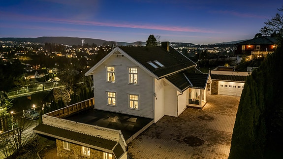 Eiendommen har du vidstrakt utsikt over Lørenskog, Rælingen og Oslo.