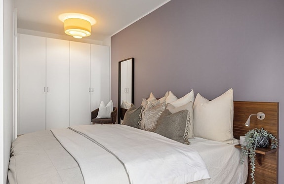 Soverom med plass til dobbeltseng og godt med skapplass. Spottskinner montert i tak. Lampe byttet ut