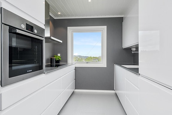 Elegant kjøkken med intregrete hvitevarer