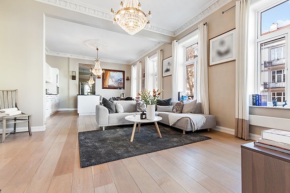 Luftig stue med peisovn og store vindusflater