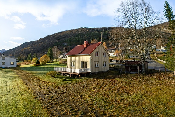 Godt med boltreplass rundt huset og fin avstand til naboer. En eiendom med mange muligheter for deg som ønsker å forme ditt eget hjem