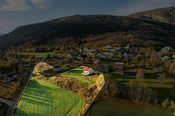 Eiendommen har en stor tomt med rikelig boltreplass, her ser du et utsnitt av deler av tomten som omkranser boligen