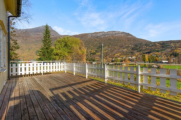 Fra veranda har du nydelig utsikt mot fjellene og omgivelsene i Beisfjord - her er det mulig å finne roen