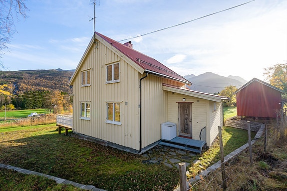 Boligen har en hyggelig uteplass og god plass i hagen til drivhus, lek og aktiviteter for små og store