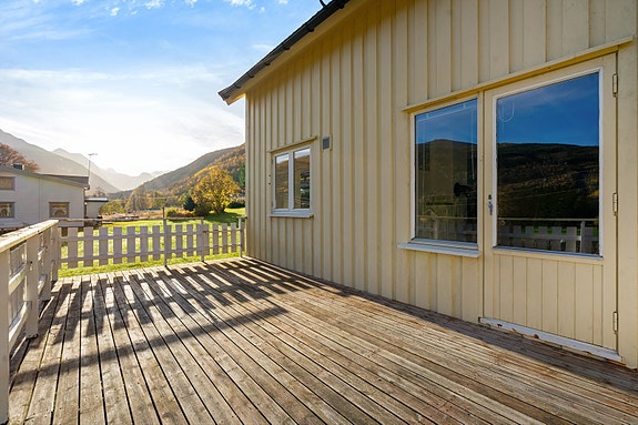 Romslig veranda med gode muligheter for ulike sittegrupper