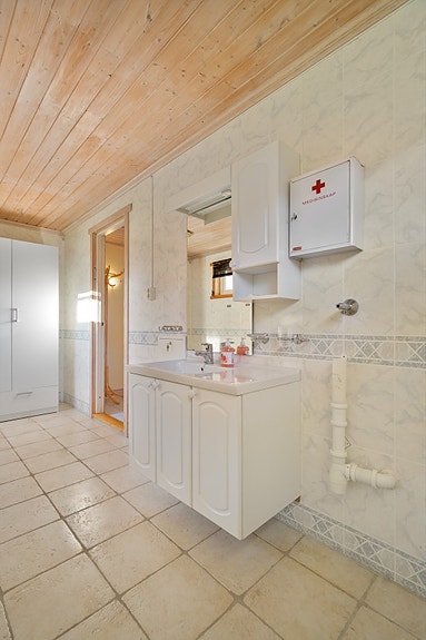 Servantløsning med speil og rikelig skapplass