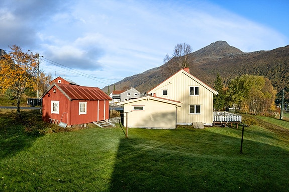 Uteområdet byr på både gressplen og et uthus som gir ekstra lagringsplass