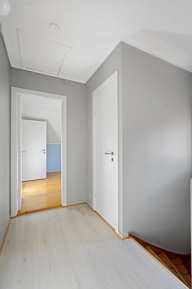 Husets 2. etasje rommer 3 soverom og en bod