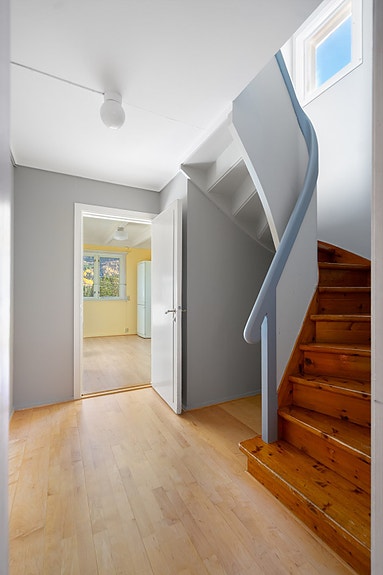 Fra gang har du adkomst opp til husets 2. etasje