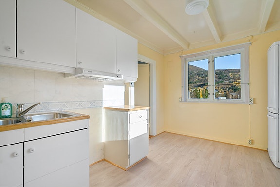 Fra stue har du adkomst inn til kjøkkenet