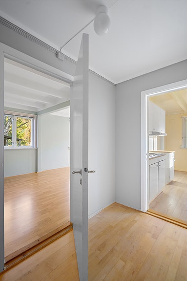 Fra gangen har du adkomst til både stue og kjøkken - et praktisk utgangspunkt for en funksjonell hverdag