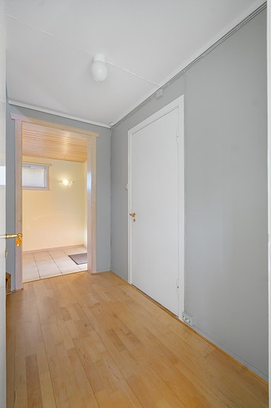 Gangen har lyse vegger og gode flater som gjør det enkelt å se mulighetene for å sette eget preg på boligen