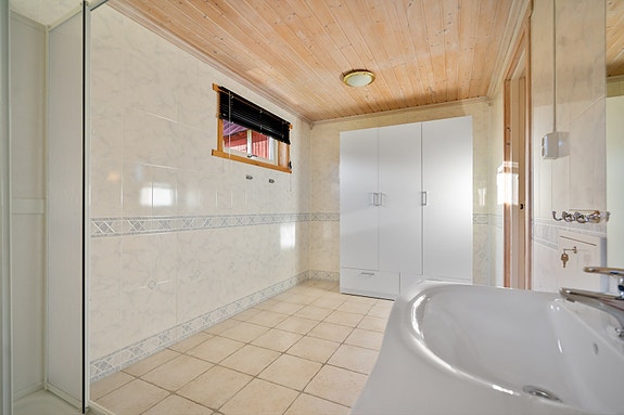 Badet er utstyrt med fliser på gulvet og våtromsplater på veggen - romslig bad som gir et godt utgangspunkt for personlige preg