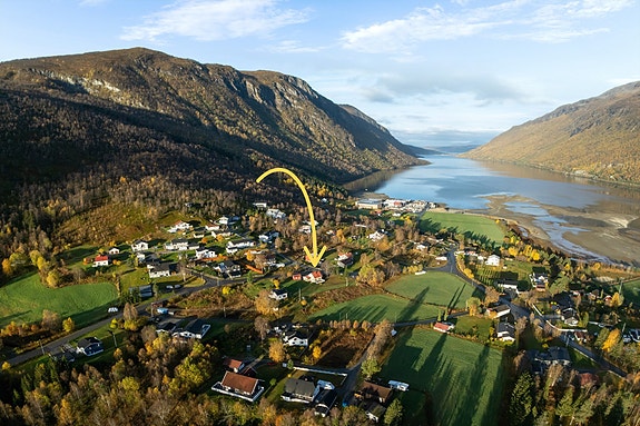 Nydelig beliggenhet med utsikt mot fjorden og fjellene som rammer inn Beisfjord - et sted for deg som vil bo landlig, men likevel nært Narvik sentrum