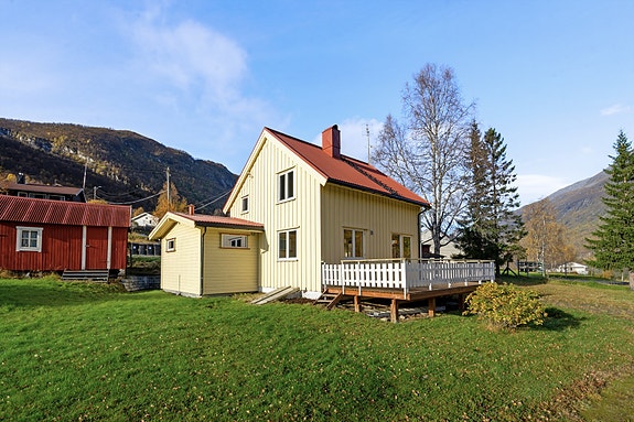 Eiendommen har mange muligheter, her går du en romslig tomt i stille og rolige omgivelser og et hus med potensialet til å skape ditt drømmehjem!