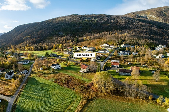 Gropveien 25 ligger sentralt i Beisfjord, omgitt av fjell, skog og grønne omgivelser. Her får du et trygt og barnevennlig bomiljø