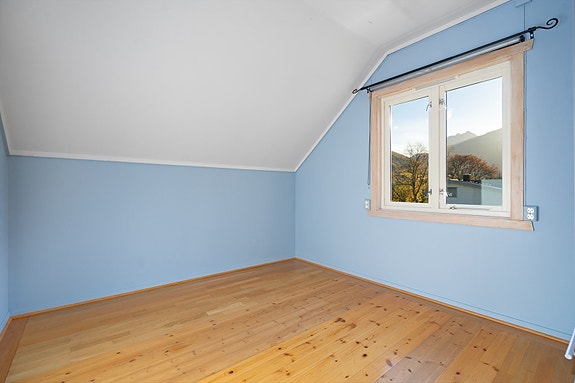 Soverom 1 - Rommet har vinduer som slipper inn rikelig med dagslys og gir en fin kontakt med naturen utenfor