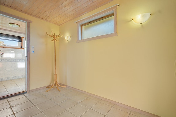 Entré med plass til garderobeløsning og oppheng - fra entré har du direkte adkomst til husets bad