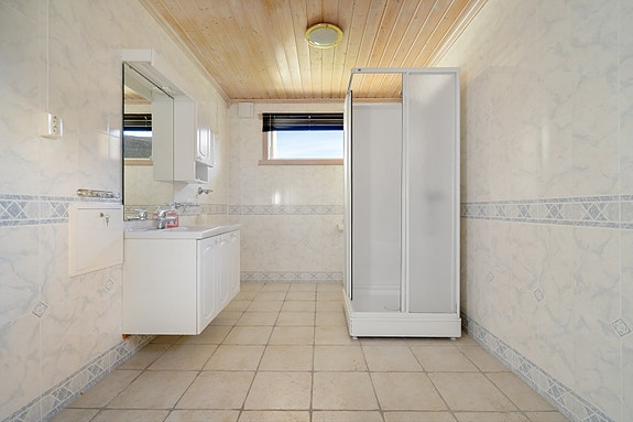 Praktisk planløsning med toalett og dusj i samme rom - et funksjonelt bad som enkelt kan moderniseres med enkle grep