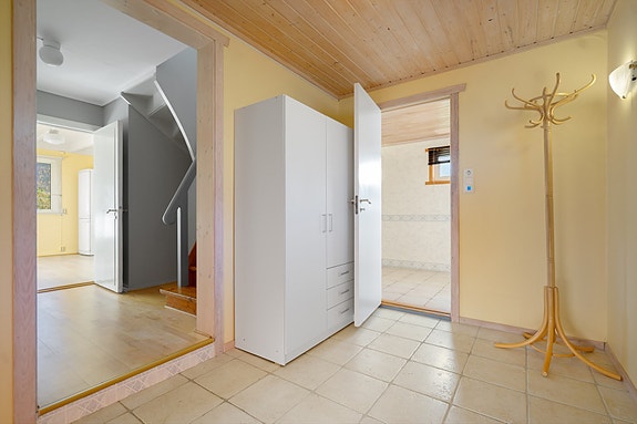 Romslig entré med garderobeløsning og mulighet for oppheng av yttertøy og sko