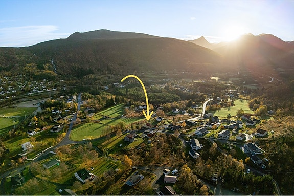 Romslig tomt med gode muligheter for deg som ønsker plass til både hage, lek eller fremtidige utvidelser.