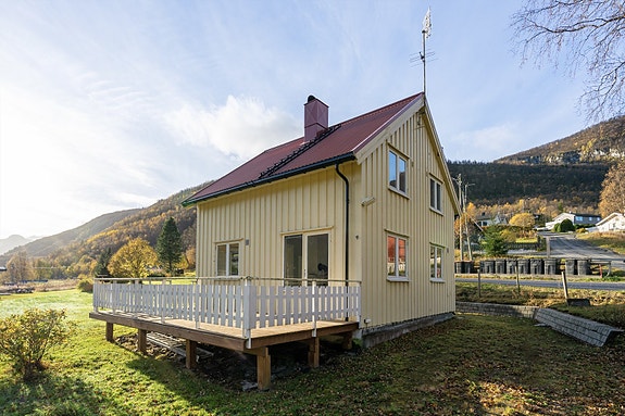 Eiendommen ligger lunt til i naturskjønne Beisfjord, omgitt av vakre fjell og grønt landskap