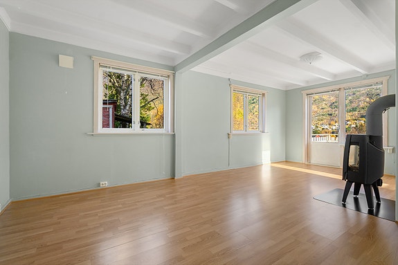 Stuen har god plass til både sofa- og spisegruppe, og den åpne løsningen gjør rommet luftig og fleksibelt