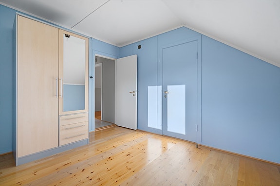 Soverom 1 - Soverommet har god plass til både seng og garderobeløsning