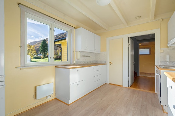 Kjøkkenet har gode arbeidsflater og rikelig med skapplass