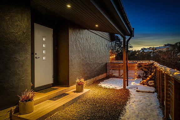 Boligen ønsker deg velkommen med et trivelig og pent opparbeidet inngangsparti.