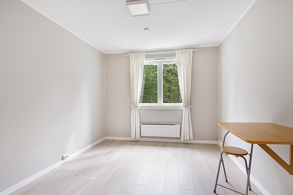 Pen 1-roms hybel i 3. etasje med pene overflater og mye lys