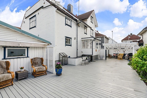 Felles uteplass med nabo under - noen møbler inkludert