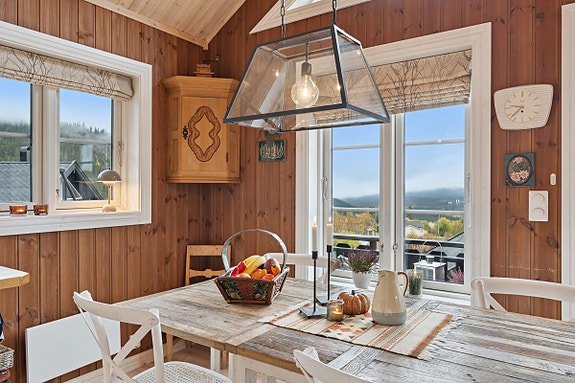 Alle vinduene har spesialsydde liftgardiner