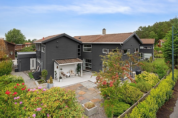 Dan Chruickshank presenterer: Generasjonsbolig/Enebolig på 2 plan m/eget utleiehus som kan integreres i egen del. Komplett opparbeidete, private uterom m/strålende sol. Rolig gate. Luftige omgivelser.