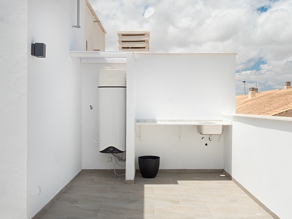 Nøkkelferdig villa med privat basseng og solrik takterrasse - 3 soverom og 3 bad - Parkering på tomt