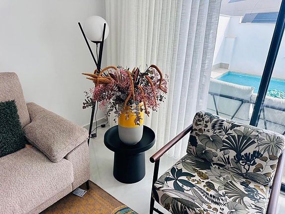 Nøkkelferdig villa med privat basseng og solrik takterrasse - 3 soverom og 3 bad - Parkering på tomt