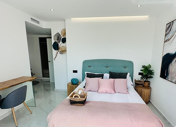 Nøkkelferdig villa med privat basseng og solrik takterrasse - 3 soverom og 3 bad - Parkering på tomt