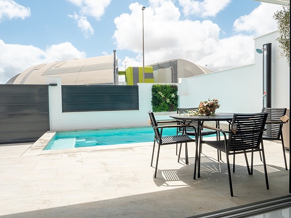 Nøkkelferdig villa med 3 soverom, privat basseng og solrik takterrasse - Parkering på tomt