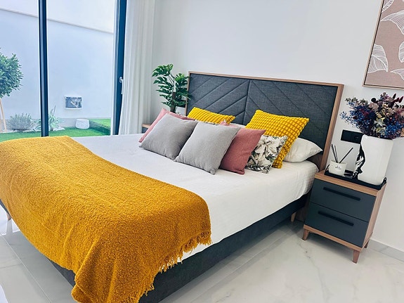 Nøkkelferdig villa med 3 soverom, privat basseng og solrik takterrasse - Parkering på tomt