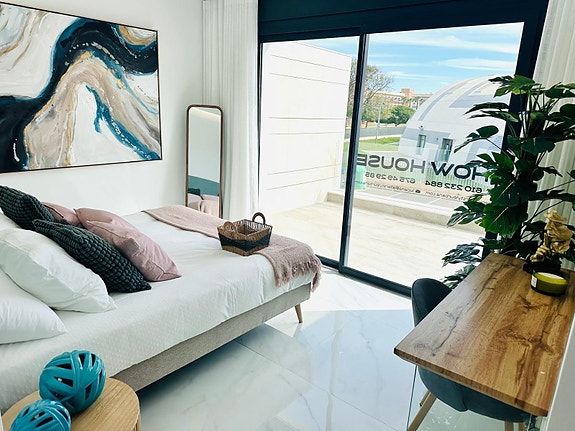 Nøkkelferdig villa med privat basseng og solrik takterrasse - 3 soverom og 3 bad - Parkering på tomt