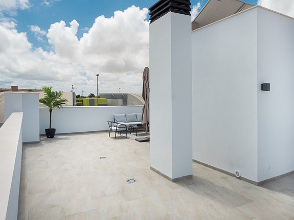 Nøkkelferdig villa med privat basseng og solrik takterrasse - 3 soverom og 3 bad - Parkering på tomt