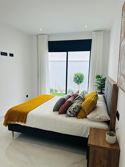 Nøkkelferdig villa med 3 soverom, privat basseng og solrik takterrasse - Parkering på tomt