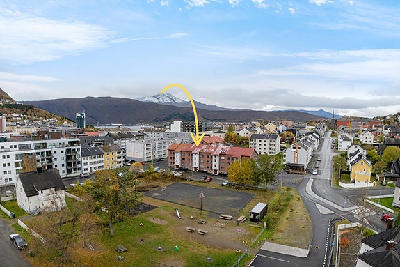 Leiligheten ligger med kort avstand til Narvik sentrum, og du når butikker, treningssenter, skole og bussforbindelser på få minutter