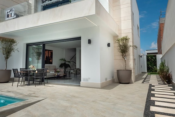 Nøkkelferdig villa med privat basseng og solrik takterrasse - 3 soverom og 3 bad - Parkering på tomt