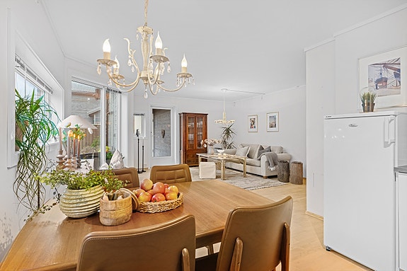 Velkommen til ypperlig 3-roms selveierleilighet med alt på ett plan. Leiligheten i Sildenestangen 90 er presentert av Ina Andersen for Eiendomsmegler Norge.