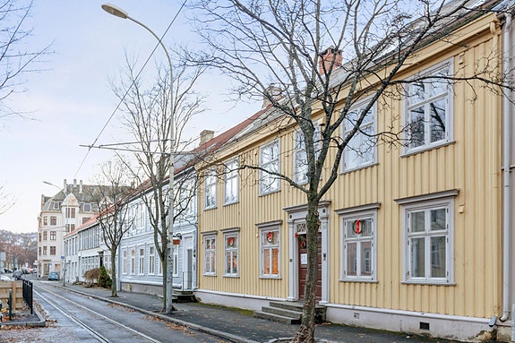 Utleiemegleren har gleden av å presentere Dronningensgate 56. En lekker 3-roms over 2 plan.